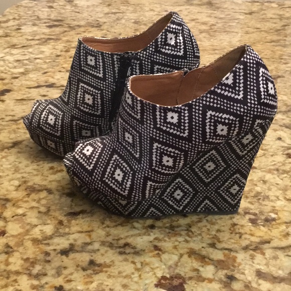 Qupid peep toe booties, size 7. - Picture 6 of 8
